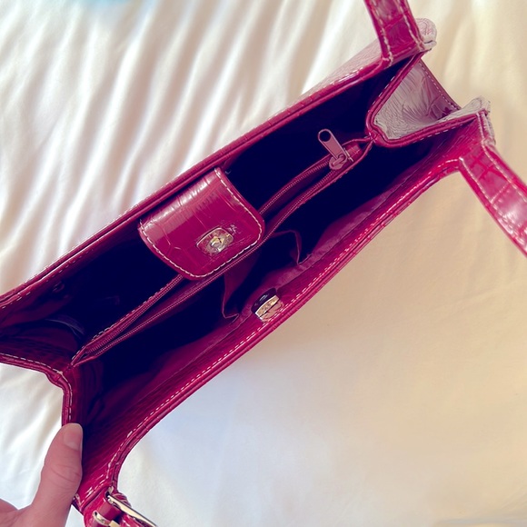 Liz Claiborne Red Faux Alligator Shoulder Bag • LIKE NEW - Picture 8 of 13